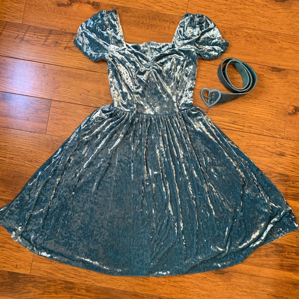 Show stopping bqby blue crushed velvet swing dress with matching heart belt